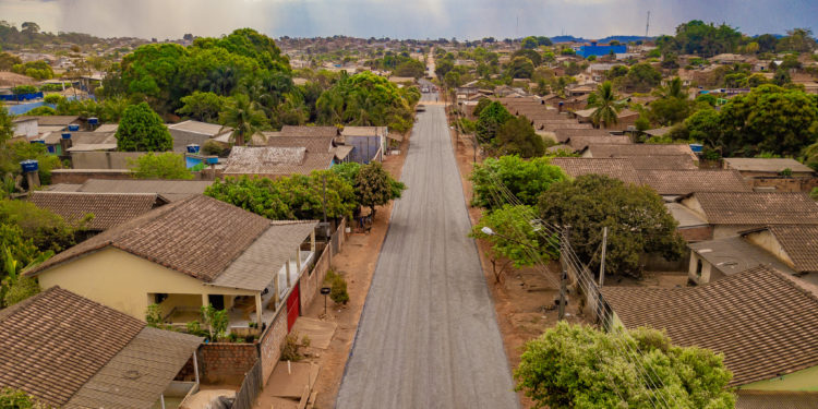 Mais uma via é contemplada com asfalto novo; desta vez o benefício chegou a Rua Frei Caneca no setor 07