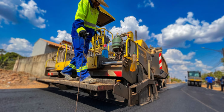 Asfalta Jaru: Prefeitura conclui obras de pavimentação na Rua Raimundo Barreto entre a Rio de Janeiro e Florianópolis no setor 07