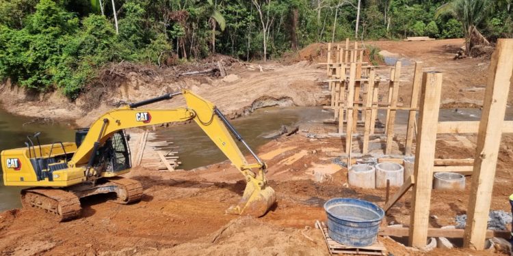 Prefeitura de Jaru trabalha para construir nova ponte sobre o Rio São Domingos na Linha 628