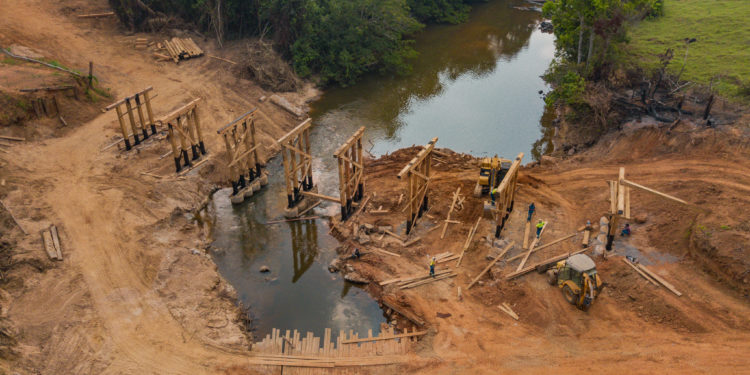 Obras de construção da nova ponte sobre o Rio São Domingos na Linha 628 avançam em ritmo acelerado; serviço é executado pela prefeitura de Jaru