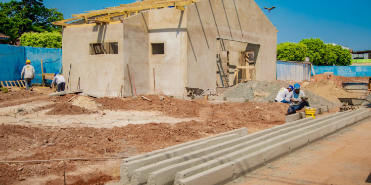 Obras da praça pública na Avenida Dom Pedro I seguem avançando