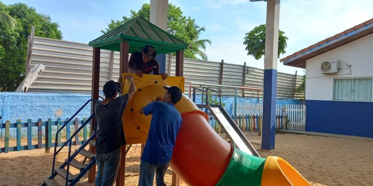 Secretaria de Educação de Jaru realiza manutenção periódica em playgrounds nas escolas municipais