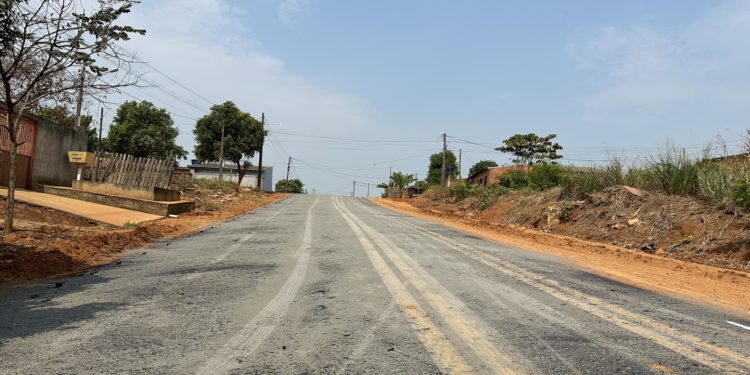 O asfalto chegou! Rua Afonso José, no setor 07, é imprimada e está pronta para receber a capa asfáltica