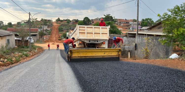Trecho da Rua Emílio Morete no setor 07 também é beneficiado com pavimentação asfáltica
