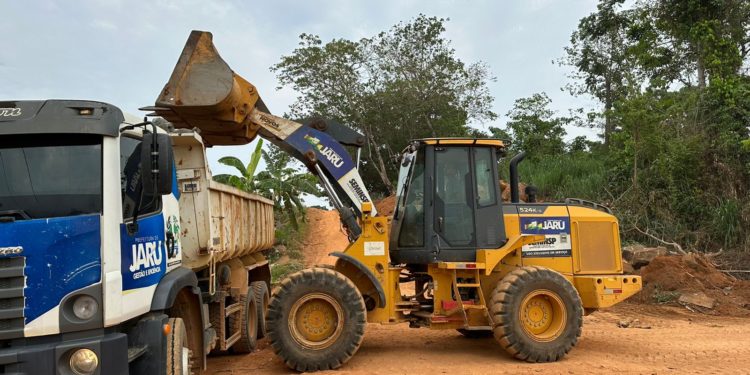Prefeitura de Jaru realiza remoção de pedras e rebaixamento de morro; ação acontece na Rua Castelo Branco no setor 06