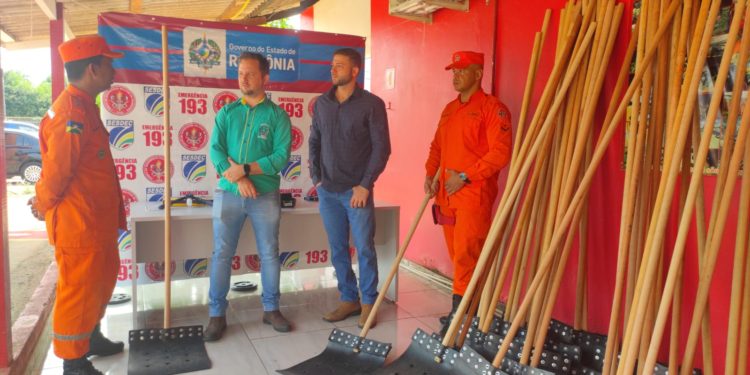 Prefeitura de Jaru recebe abafadores confeccionados pelo 3º Subgrupamento do Corpo de Bombeiros em Jaru; equipamentos devem reforçar ações de combate a incêndio  