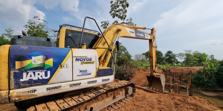 Prefeitura de Jaru constrói nova ponte sobre o Rio Taci na Linha 621