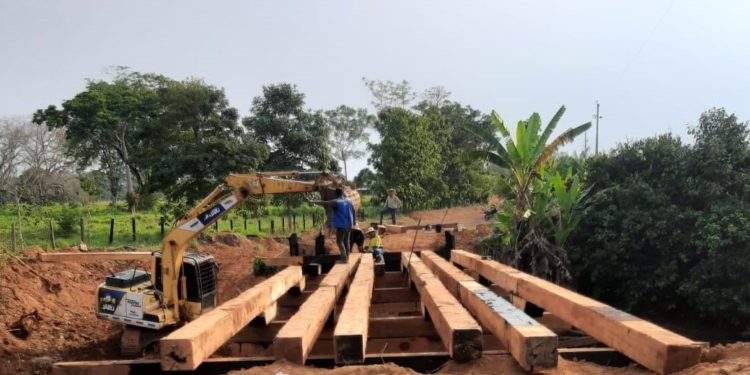 Construção de ponte sobre o Rio Taci segue em ritmo acelerado