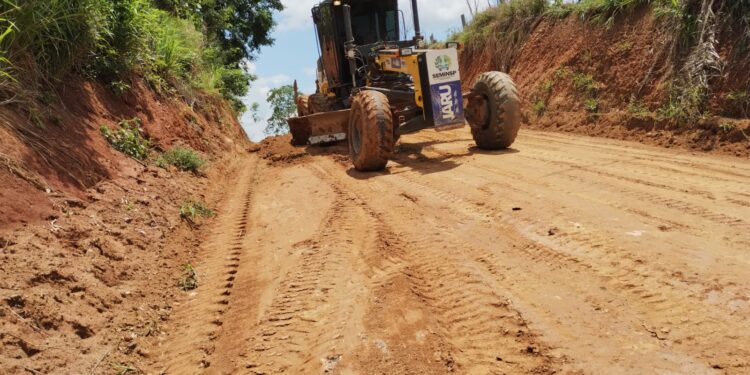 Prefeitura de Jaru realiza cascalhamento em alguns trechos da linha 619