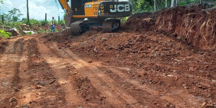 Prefeitura de Jaru realiza rebaixamento de morro na Linha 632
