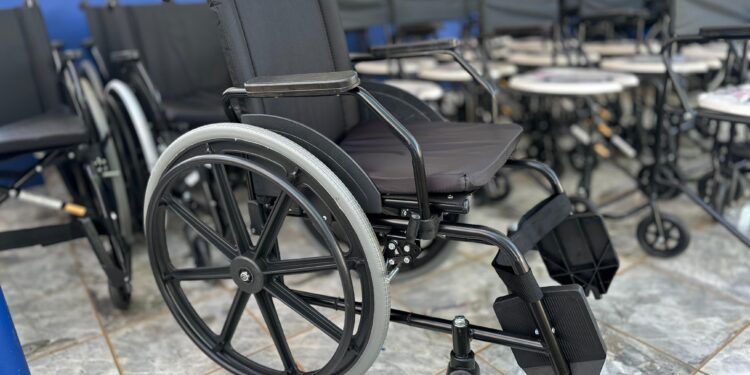 Prefeitura de Jaru destina cadeiras de rodas e de banho para pacientes com mobilidade reduzida
