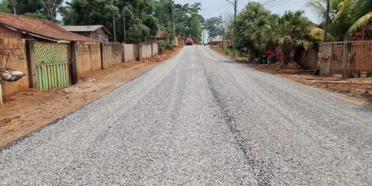 Rua Santos Dumont no setor 06 também é contemplada com pavimentação asfáltica