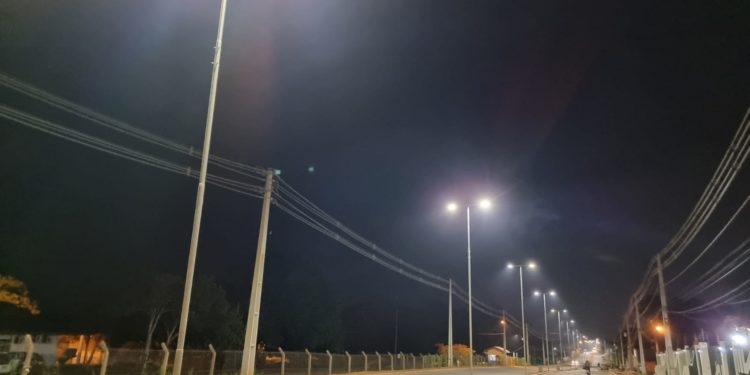 Prefeitura de Jaru conclui serviço de iluminação pública na Avenida Tapajós no setor 02