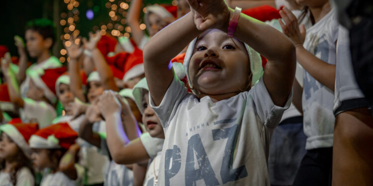 Centenas de pessoas prestigiam primeira noite da Cantata Natalina em Jaru