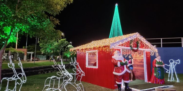 Decoração natalina movimenta Parque da Baixada em Jaru