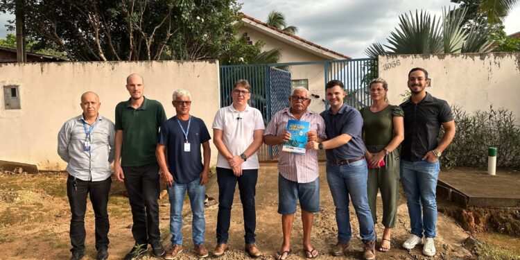 Prefeitura de Jaru realiza entrega das primeiras escrituras do projeto Moradia Legal; moradores do Setor 08 são contemplados