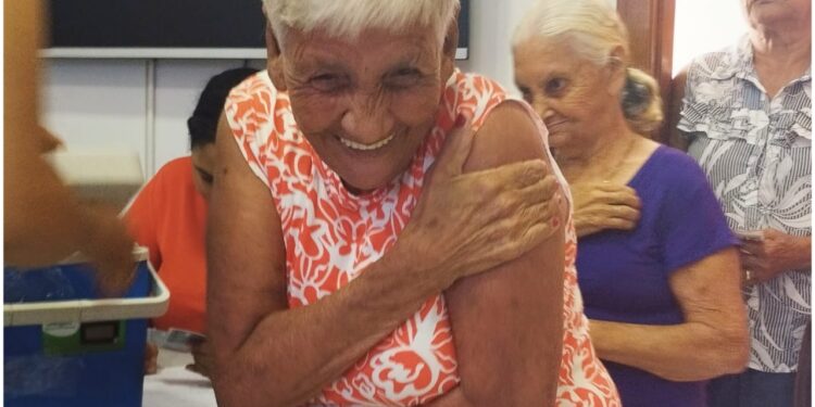 Idosos atendidos pelos serviços sociais em Jaru são imunizados contra a Gripe