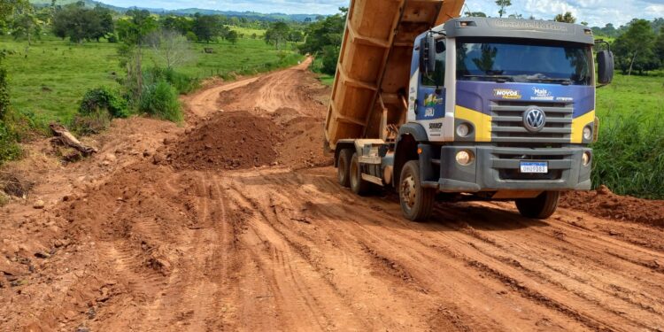 Prefeitura de Jaru realiza remoção de curvas e rebaixamento de morro no Travessão da linha 628