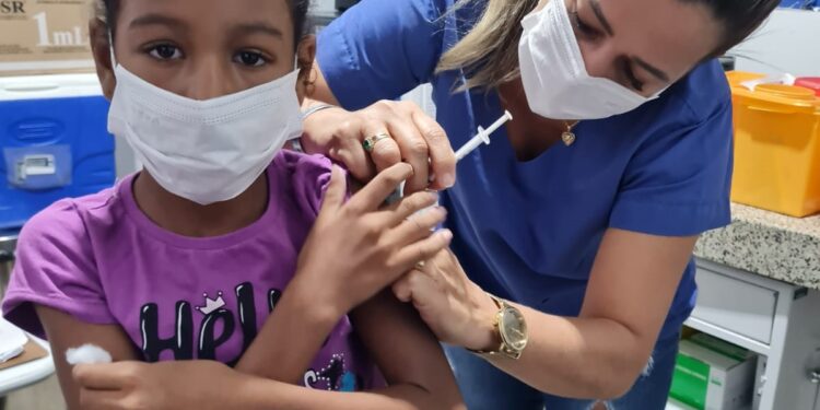 Mais de 580 doses de vacinas foram aplicadas durante campanha de imunização contra a Covid-19 e Influenza realizada pela prefeitura de Jaru; ação continua nas unidades de saúde
