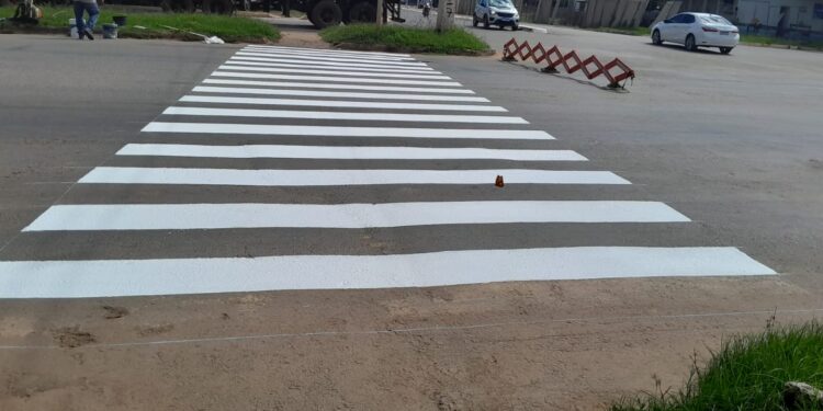 Departamento de Trânsito de Jaru reforma pintura de faixas de pedestres no município