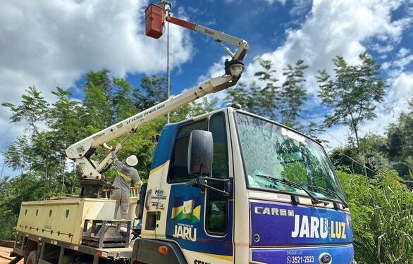 Jaru Luz: Prefeitura de Jaru instala luminárias de Led na Rua Américo Vespúcio, no Jardim dos Estados