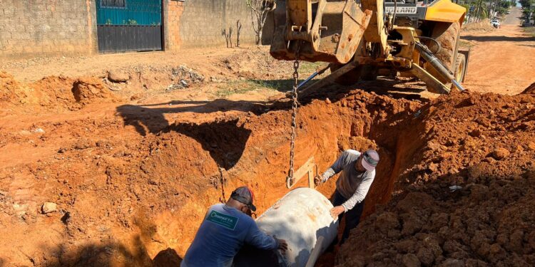 Prefeitura de Jaru constrói rede de drenagem na Rua Raimundo Barreto; serviço integra obras pavimentação da via