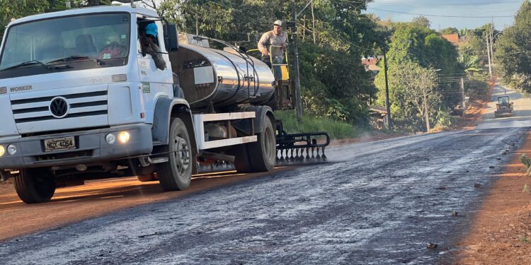 Rua 13 de Maio no Jardim dos Estados é imprimada e está pronta para receber capa asfáltica