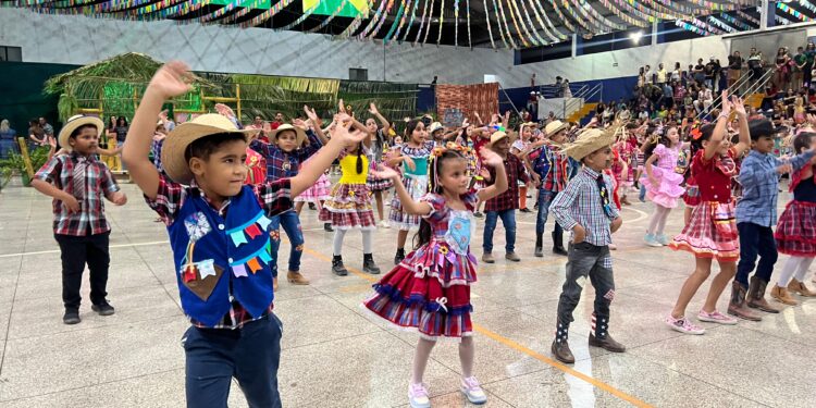 Primeira noite do Arraiá das Escolas Municipais de Jaru é sucesso de público