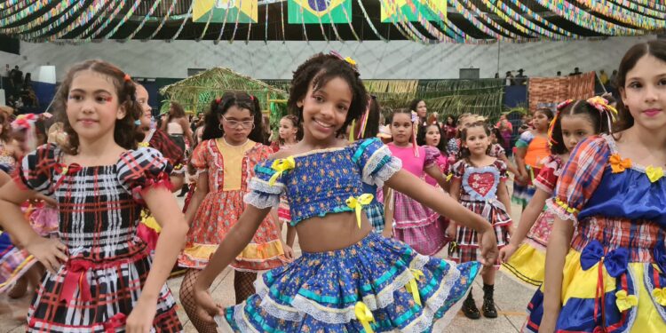 Centenas de pessoas prestigiaram o 6º Arraiá das Escolas Municipais de Jaru