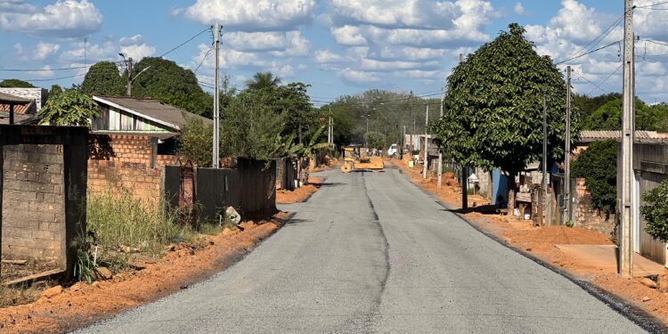 Rua Padre Feijó no trecho entre a 21 de Abril e Linha 605 também é beneficiada com asfalto novo