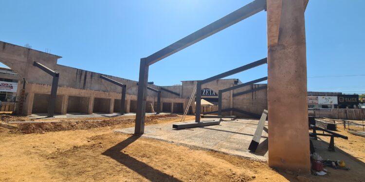 Centro Comercial Urbano de Jaru começa a receber estrutura de ferro para cobertura do prédio