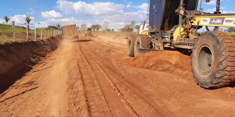 Após concluir patrolamento na Linha 615, Prefeitura de Jaru inicia serviço na 617