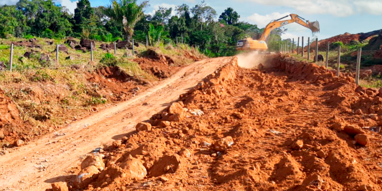 Prefeitura de Jaru realiza remoção de curvas e rebaixamento de morro no Travessão da linha 627