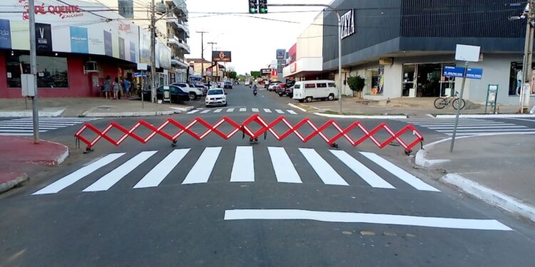 Prefeitura de Jaru realiza manutenção de faixas de pedestres em vários pontos da cidade