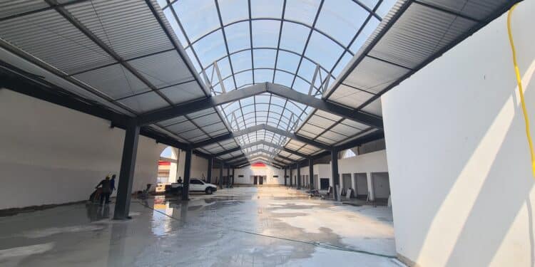 Obras do Centro Comercial Urbano de Jaru chegam à fase de conclusão