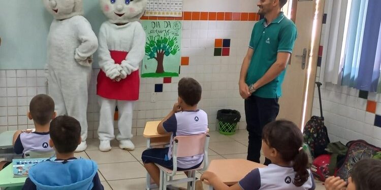 Zé Gotinha e Maria Gotinha reforçam convite para campanha de vacinação em Jaru