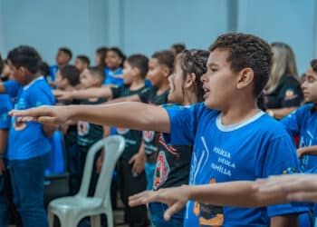 Mais de 60 alunos da Escola Municipal Menezio de Victo em Jaru recebem certificado de formatura do Proerd