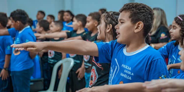 Mais de 60 alunos da Escola Municipal Menezio de Victo em Jaru recebem certificado de formatura do Proerd