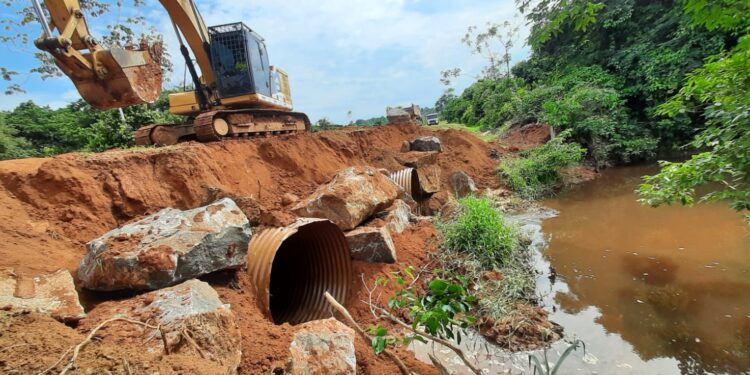 Prefeitura de Jaru realiza manutenção e aterro em bueiro na linha 612