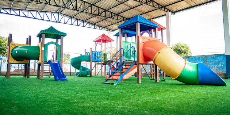 Prefeitura de Jaru renova parques das escolas Maria de Lourdes e Abraão Rocha