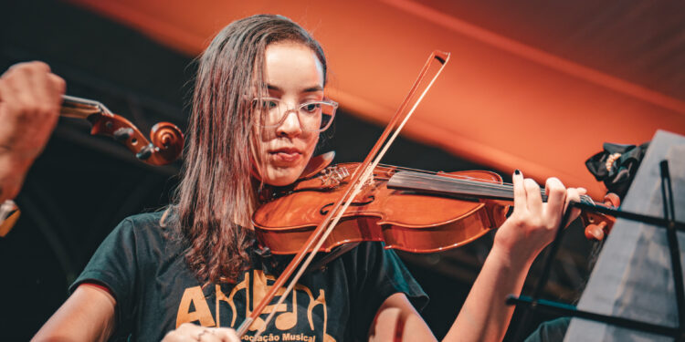Cantata Natalina de Jaru atrai enorme público e lota praça da Dom Pedro; apresentações continuam nesta quinta-feira, 19