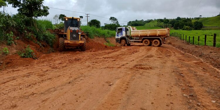 “Operação Inverno Amazônico”: Prefeitura de Jaru mantém equipes em campo para garantir manutenção de estradas rurais durante período chuvoso