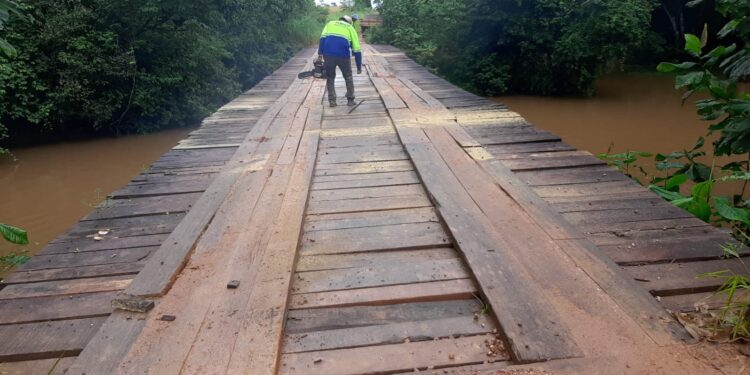 Prefeitura de Jaru realiza manutenção das pontes sobre os Rios Taci e Ubirajara na Linha 625
