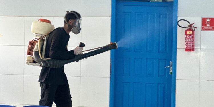 Prefeitura de Jaru promove ação de dedetização nas escolas da rede municipal de ensino