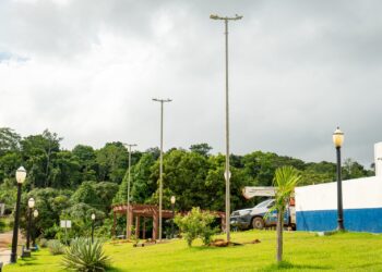 Prefeitura de Jaru amplia rede de iluminação pública na Praça do Jardim dos Estados