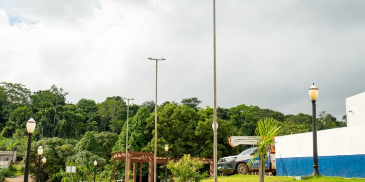 Prefeitura de Jaru amplia rede de iluminação pública na Praça do Jardim dos Estados