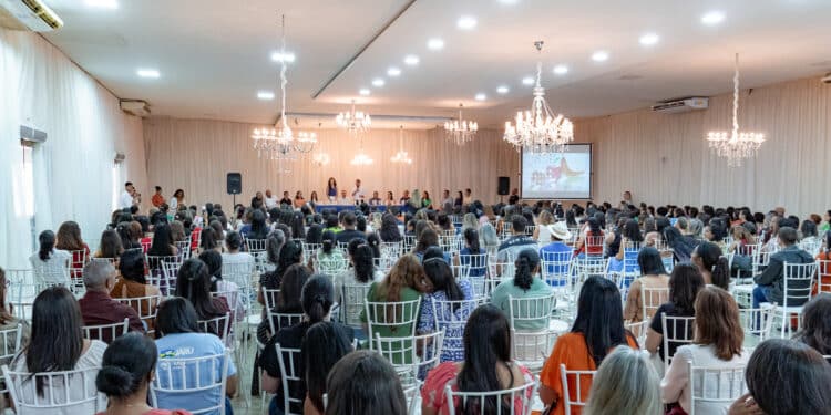 Prefeitura de Jaru recepciona professores da Rede municipal de ensino para o ano letivo de 2025; evento contou com a parceria da Cooped