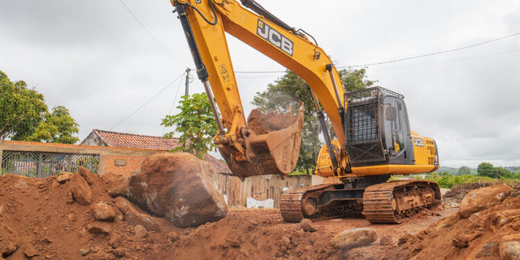 Prefeitura de Jaru executa nivelamento de morro e retirada de pedras da rua Benjamin Constant, no setor 7; obras fazem parte do processo para pavimentação da via