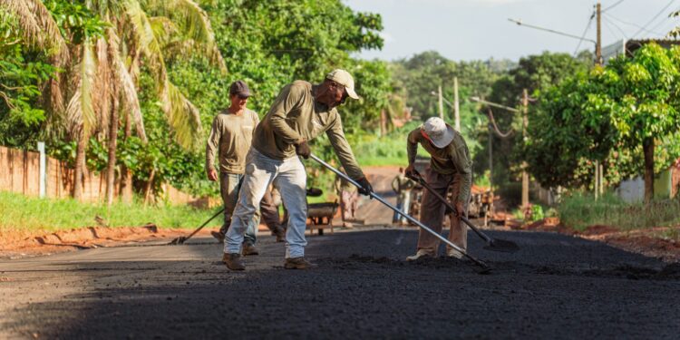 Asfalto Novo: Prefeitura de Jaru Conclui pavimentação na Rua Amazonas entre Rio de Janeiro e Goiás, no Setor 3