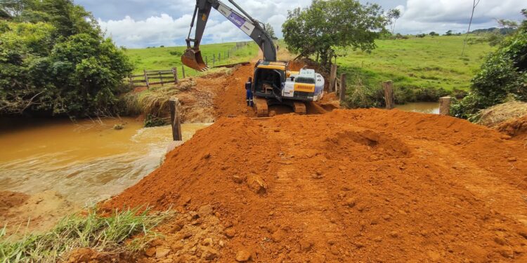 Operação Inverno Amazônico: Prefeitura de Jaru age rápido para recuperar pontos danificados pelas chuvas na zona rural do município